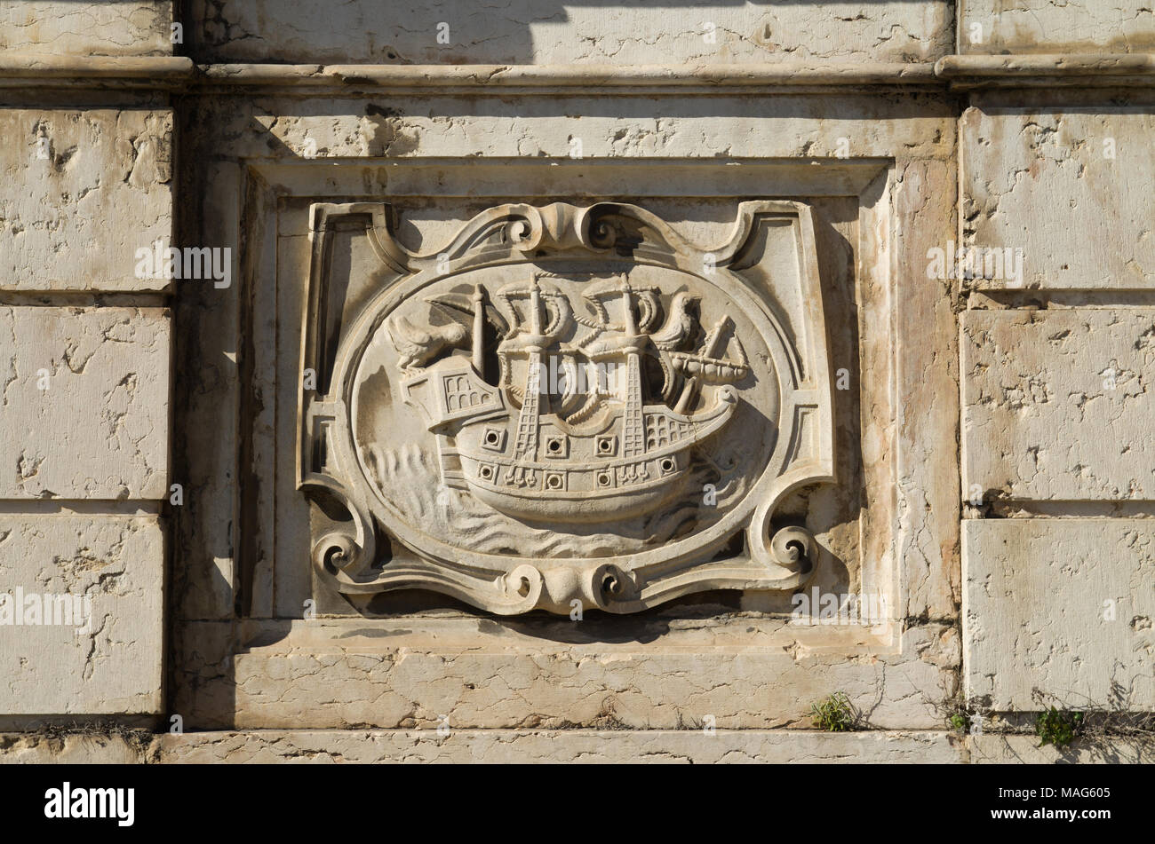 Panel derecho bajo relieve de los Reyes fuente monumento (Chafariz Del Rei) retrata a un buque. Los reyes fuente fue construida en el siglo XIII y reconstruido i Foto de stock
