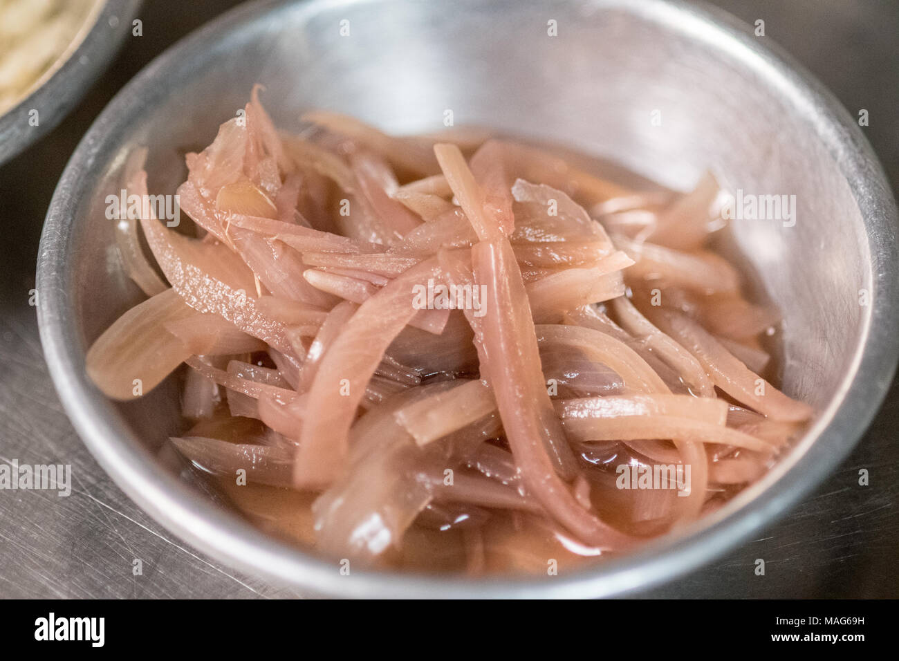 Las cebollas en rodajas recién preparado en un recipiente para la preparación de comidas Foto de stock