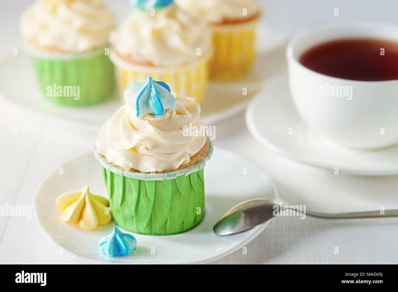 Un hermoso brillo señoras tea party con taza de té cupcake con merengues Foto de stock