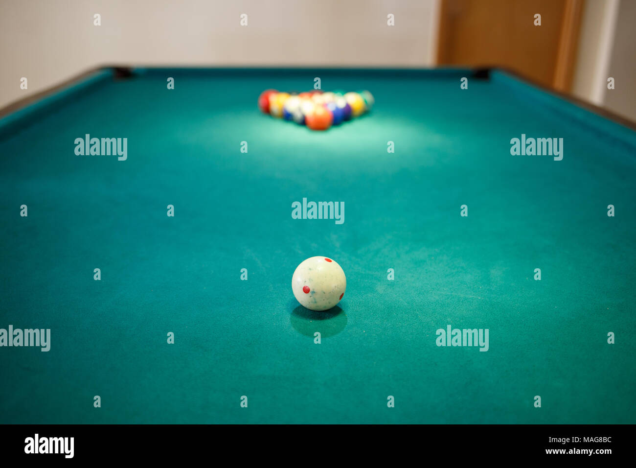 La bola blanca sobre la mesa de billar al inicio del juego. Antecedentes El  concepto de juego de billar Fotografía de stock - Alamy