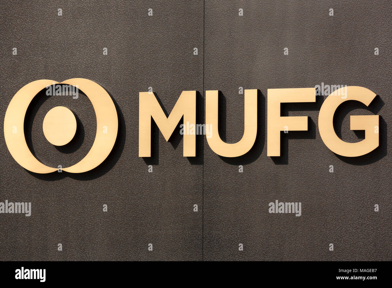 Un Nuevo Cartel De Mufg En Exhibición Fuera De Su Sucursal