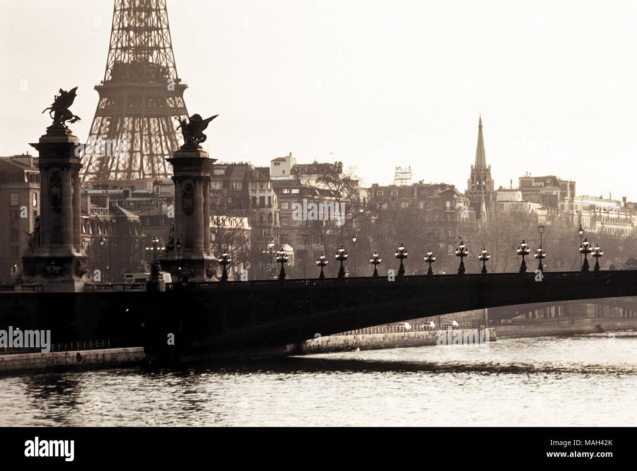 Tarjeta postal clásica imagen del Pont puente Alexandre III y de la Torre Eiffel, en París, Francia. Foto de stock