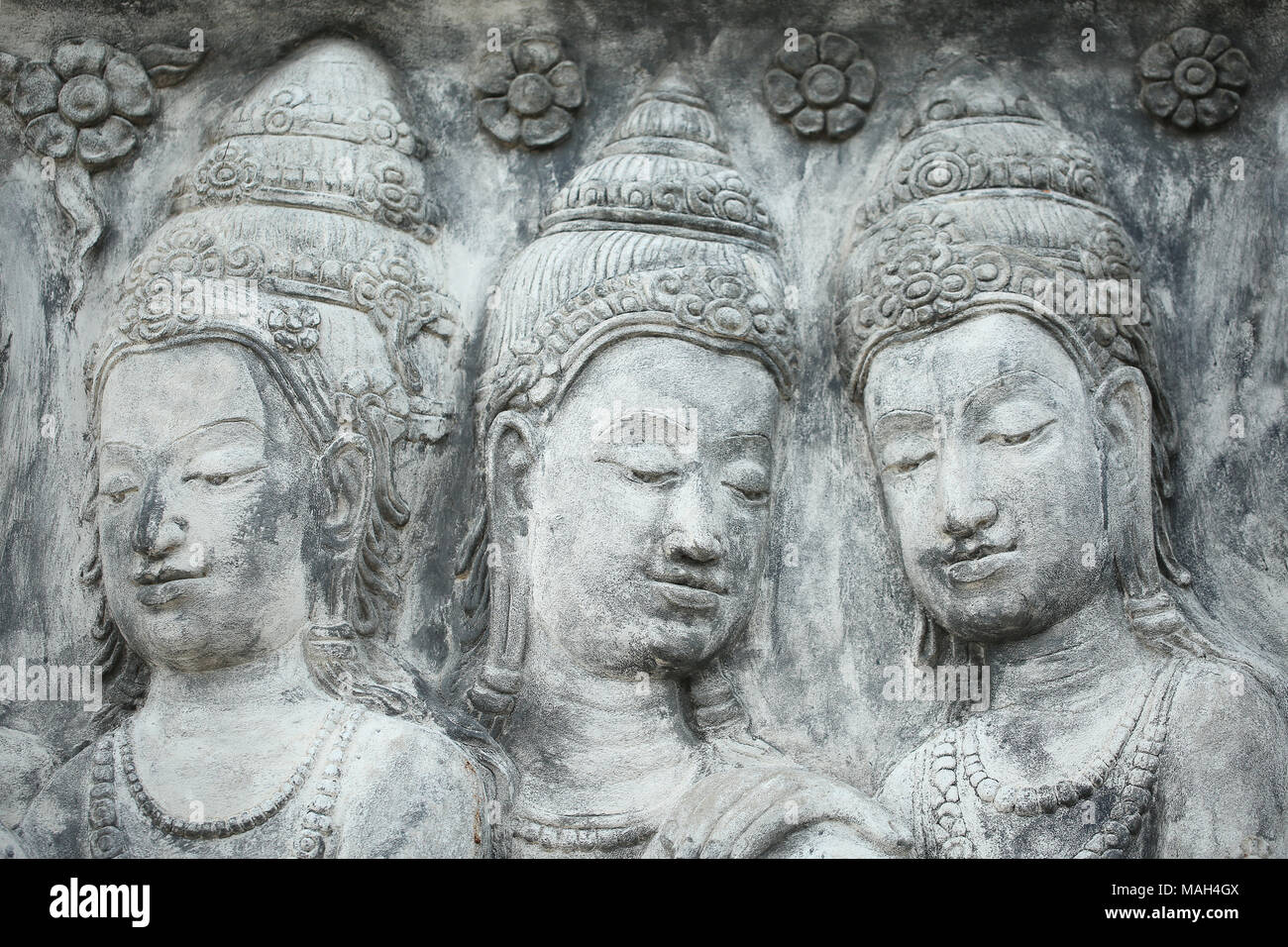 Cerrar cara de estatua en la pared en el templo , Tailandia Foto de stock