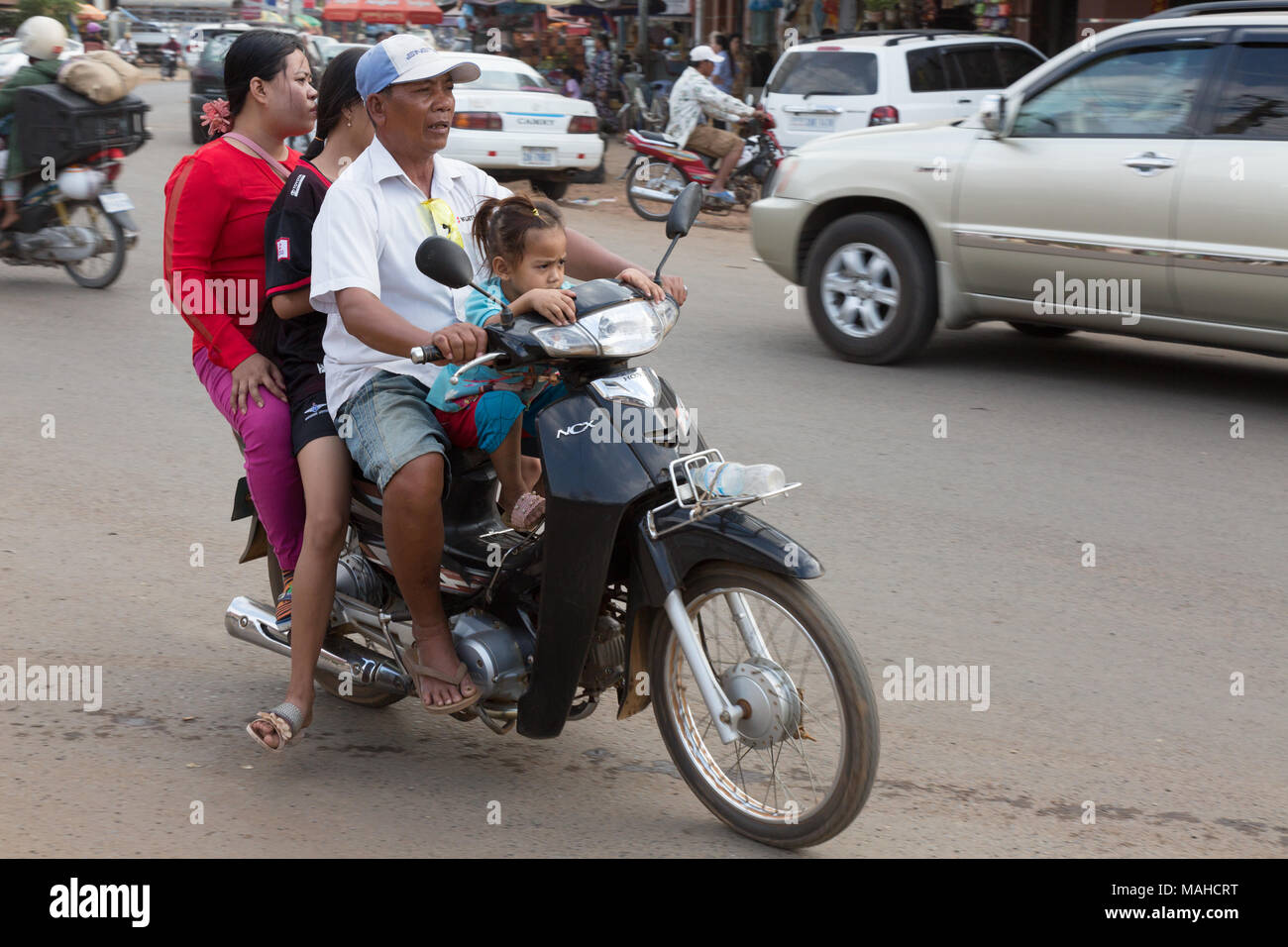 Cuatro personas en moto fotografías e imágenes de alta resolución - Alamy