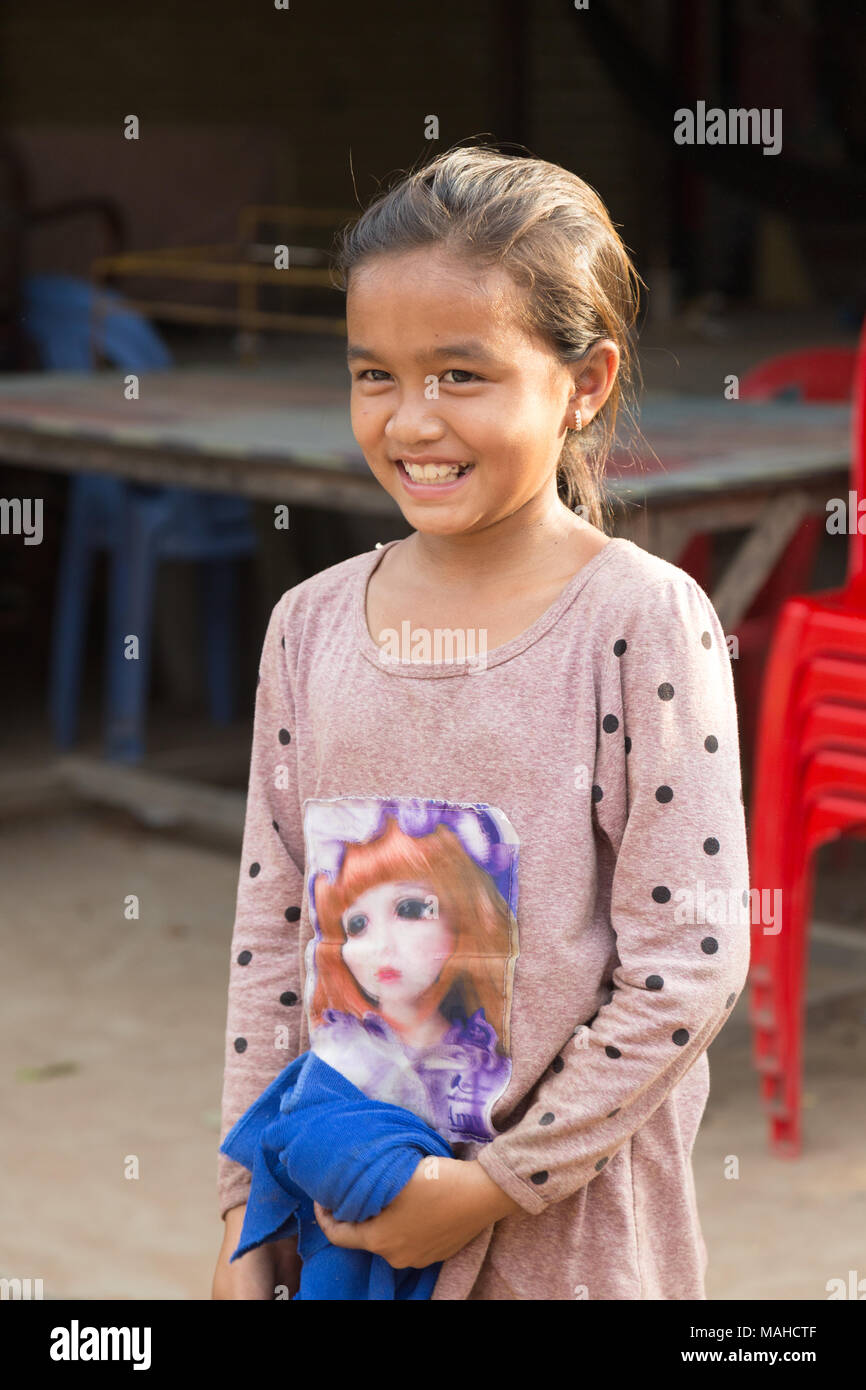 Los niños de Camboya - feliz sonriente niña de 10 años de edad en Kampong Thom, Camboya, Sudeste de Asia Foto de stock
