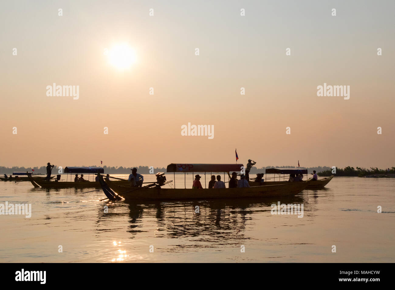 Camboya Kratie - barcos turísticos sobre el río Mekong al atardecer, el Mekong, Kratie, Camboya, Sudeste Asiático Foto de stock