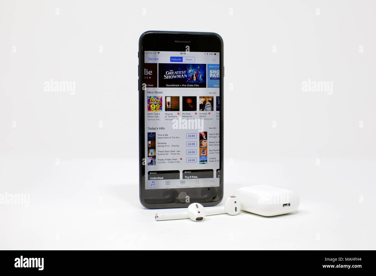 Apple iPhone 7 Plus y Apple Wireless AirPods la combinación perfecta para  tu música en cualquier lugar Fotografía de stock - Alamy