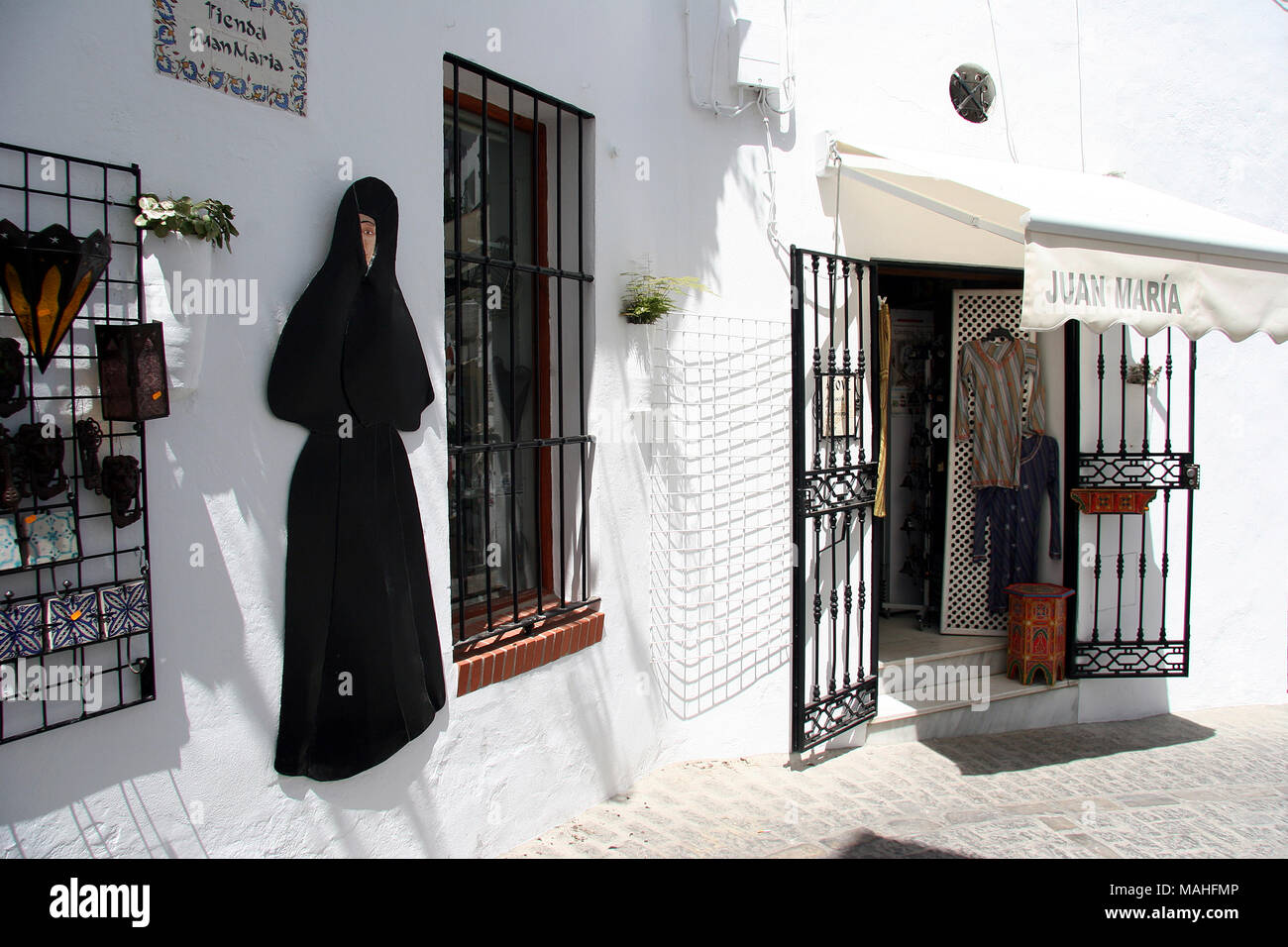 Las bonitas casas blancas en las calles de Vejer en Andalucía Fotografía de  stock - Alamy
