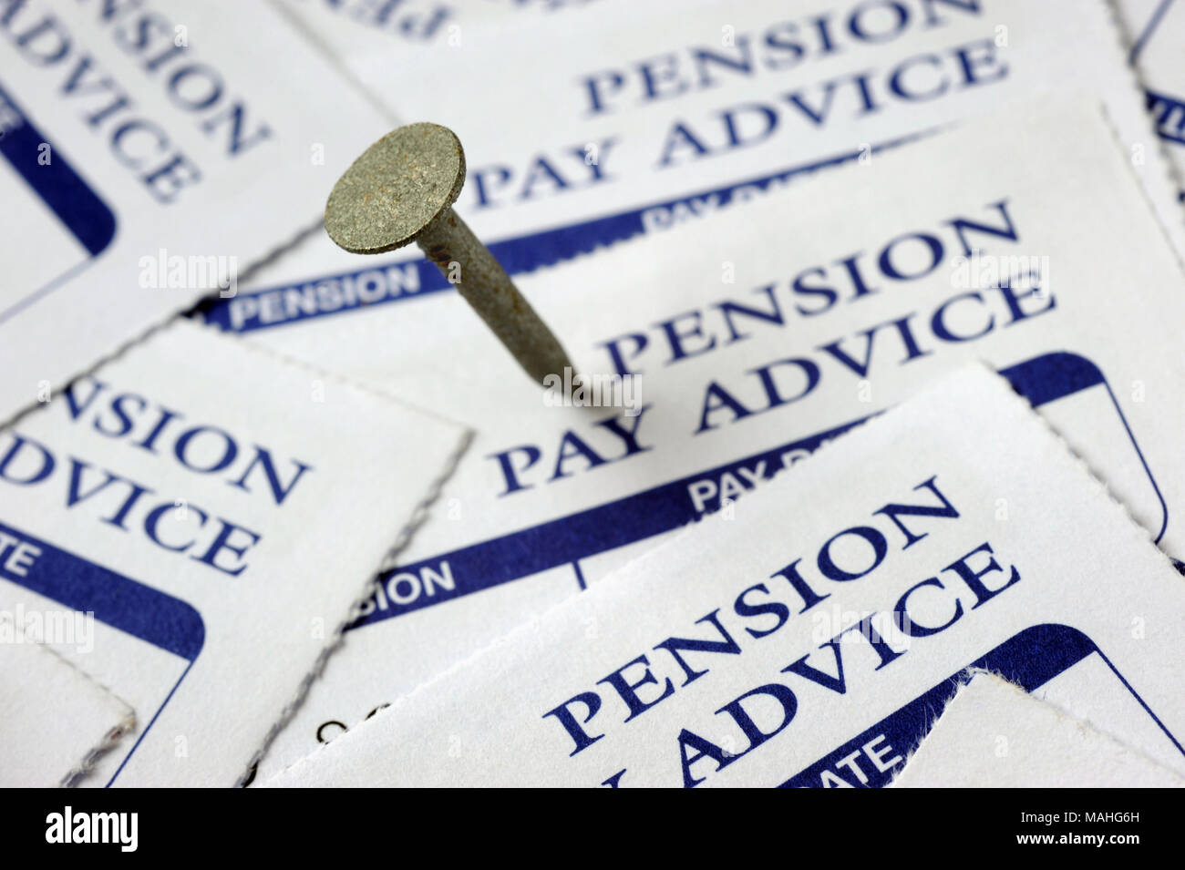 Clavo en pagar pensiones asesoramiento PATINA RE PENSIONES pensiones privadas pensionistas ETC UK Foto de stock