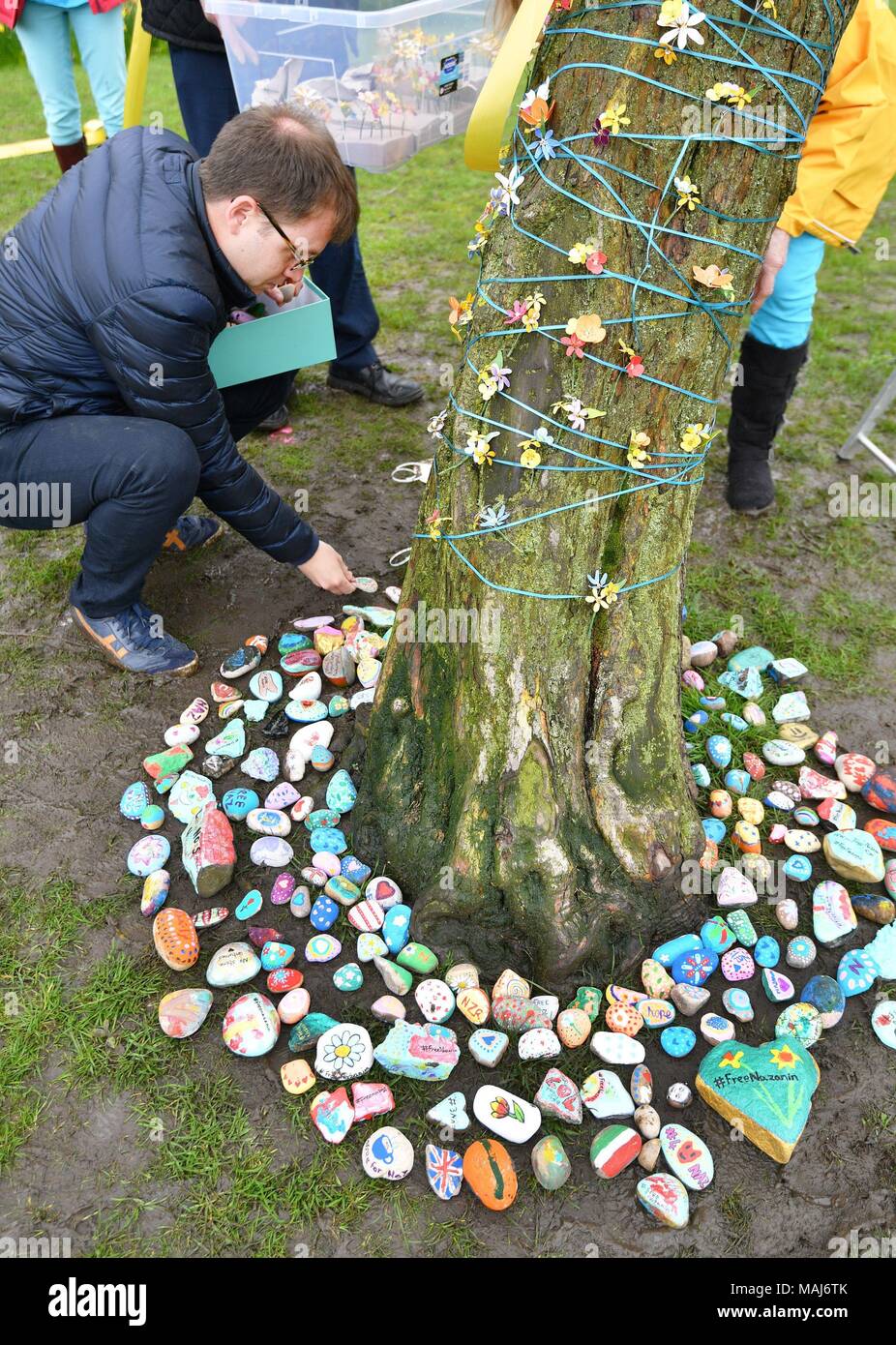 Cintas, chistes, flores hechas a mano y piedras pintadas se agregan a un  árbol en Fortune Verde en West Hampstead, Londres, en el 2º aniversario del  Zaghari-Ratcliffe Nazanin detención en Irán Fotografía