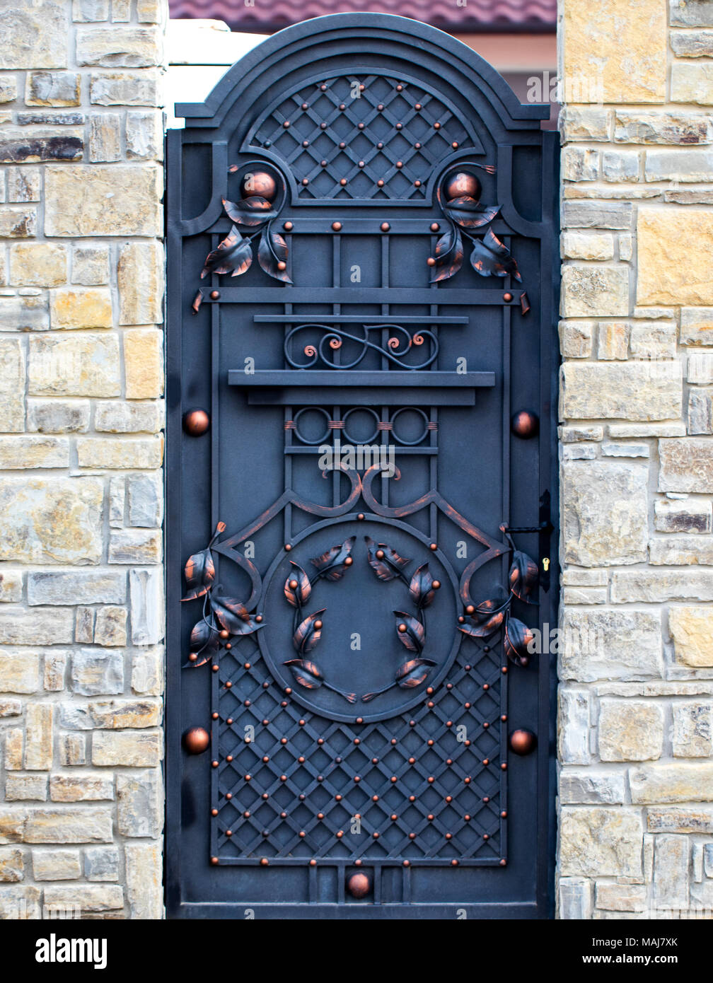 Las puertas de hierro forjado, forja, elementos ornamentales forjados cerca  Fotografía de stock - Alamy