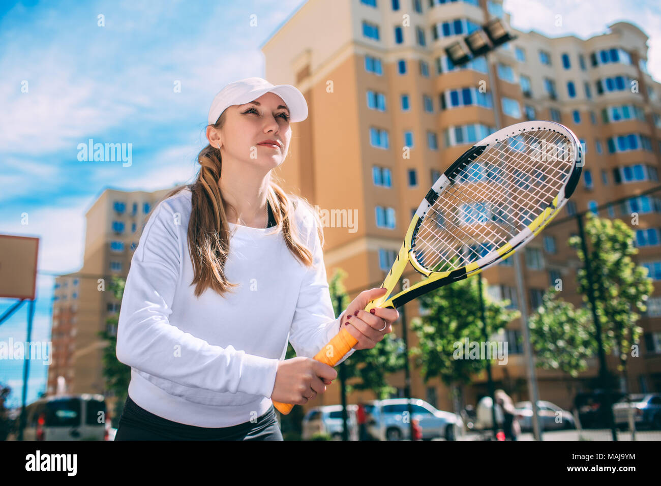 Jugador de tenis mujer sosteniendo la raqueta de tenis. Foto de stock