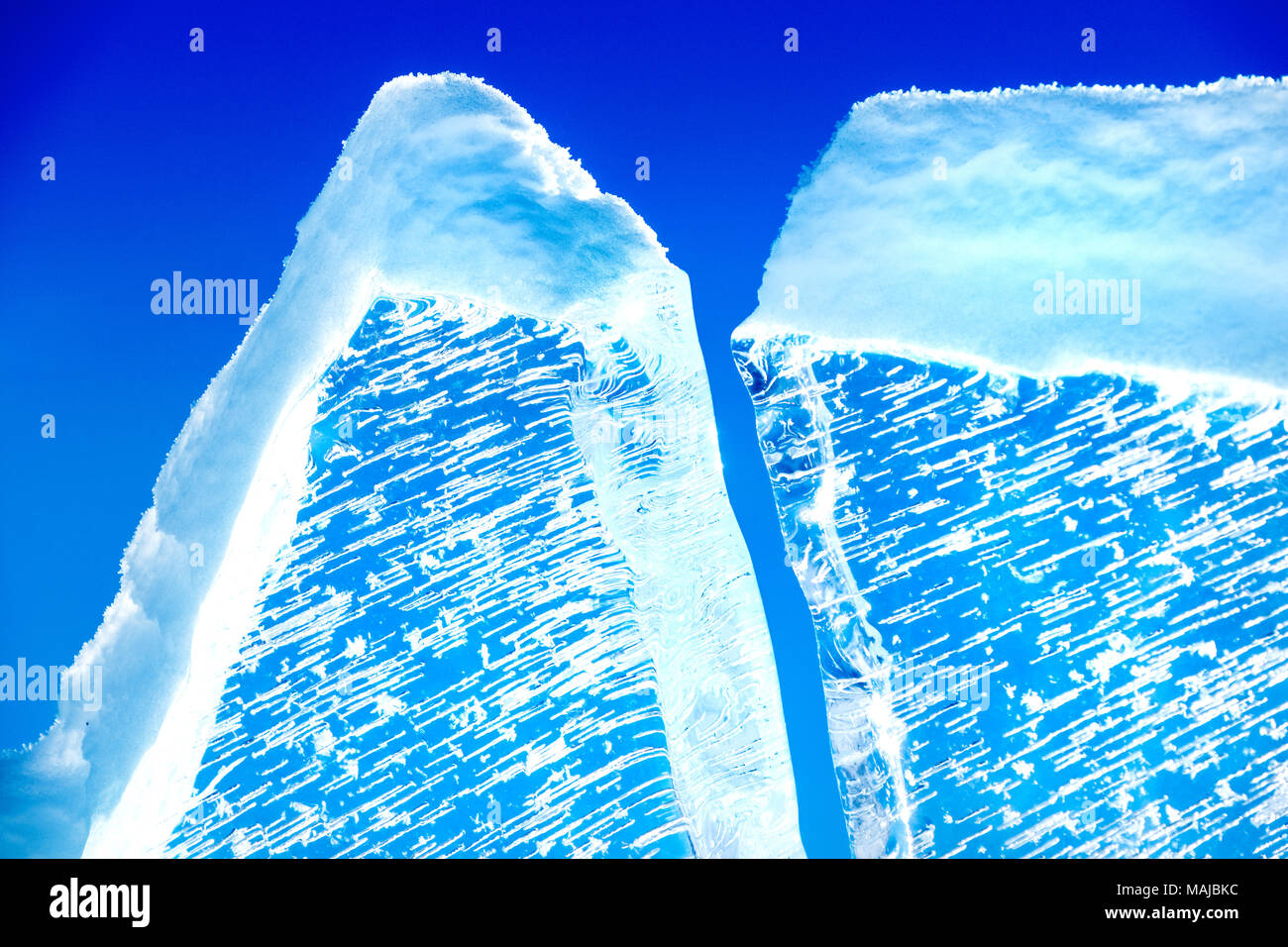 Borrar los bloques de hielo Ártico contra un cielo azul, Noruega Foto de stock