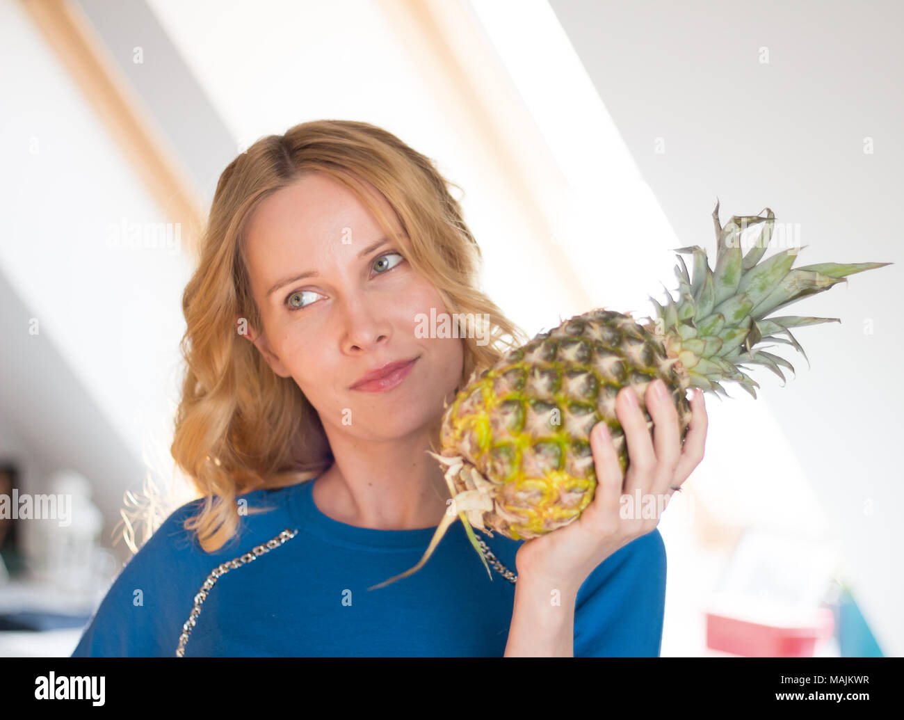 Mujer sosteniendo la piña Foto de stock