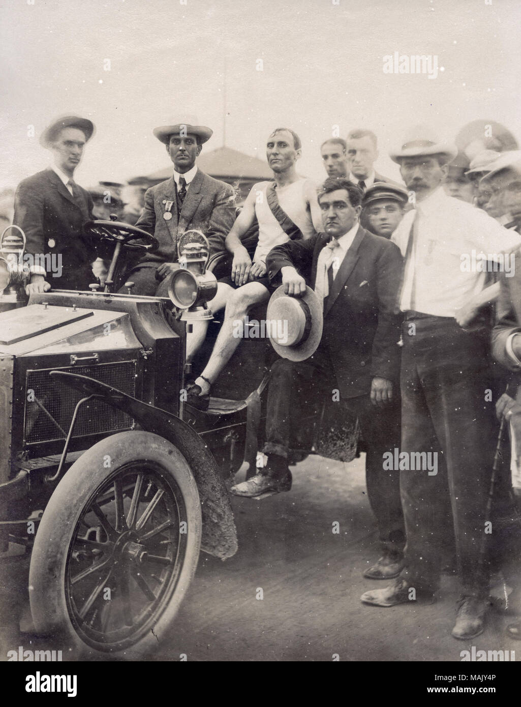 Título: T.J. Hicks de Boston, ganador de la carrera de Maratón, sentado en  un coche después de la carrera final en los Juegos Olímpicos de 1904. .  1904. Jessie Tarbox Beals Fotografía
