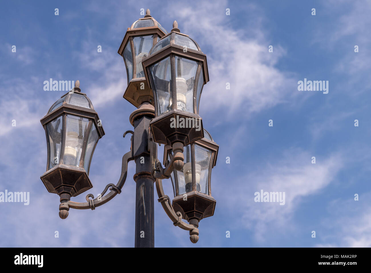 Una vieja lámpara de la calle frente a un hermoso cielo azul nublado en San Miguel de Allende, México Foto de stock