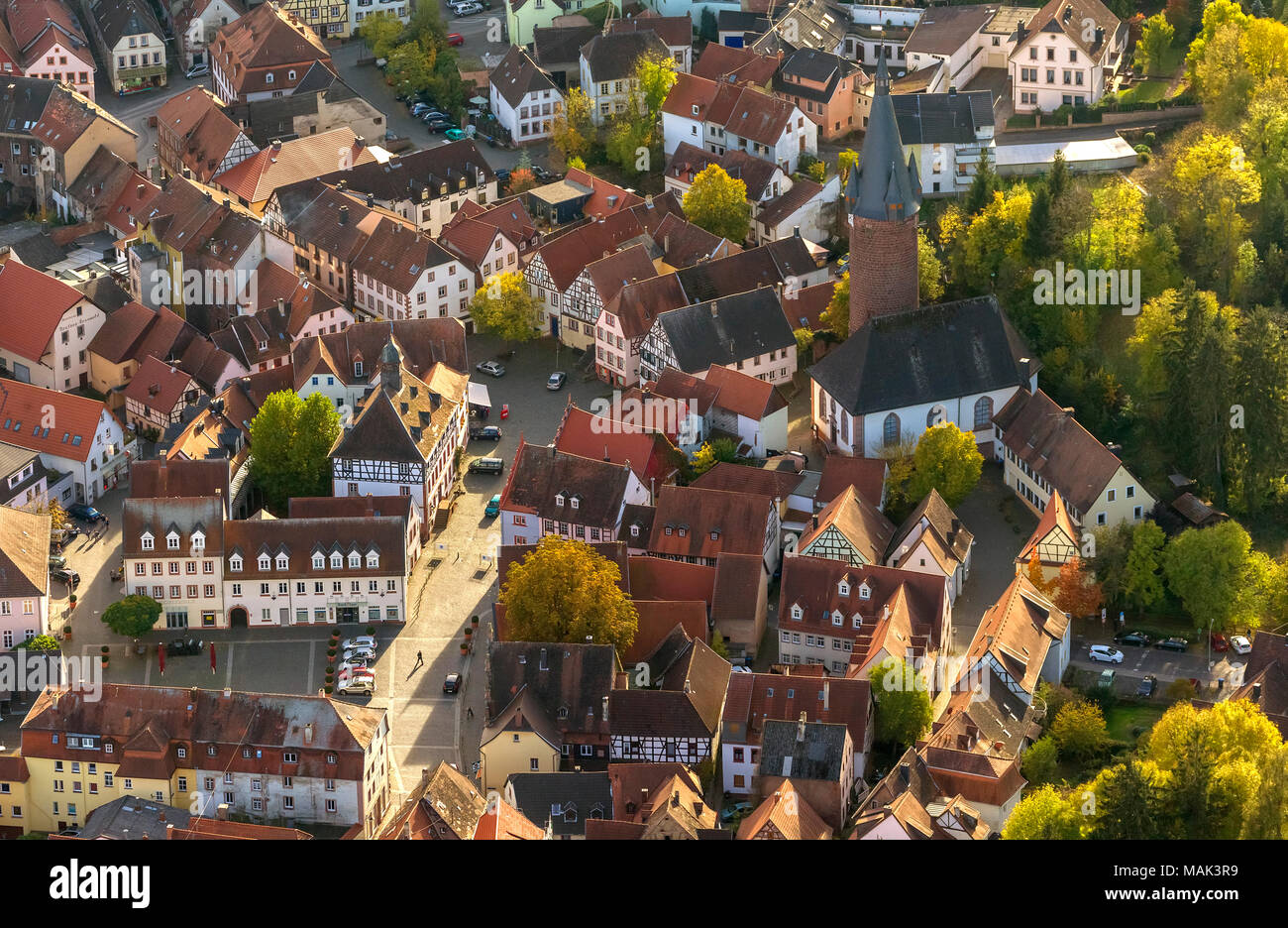 Vista aérea de la ciudad vieja, con casas de entramado de madera, alterar Turm, Ottweiler, Sarre, Alemania, Europa, aves de ojos vista, Vista aérea, fotografía aérea, un Foto de stock