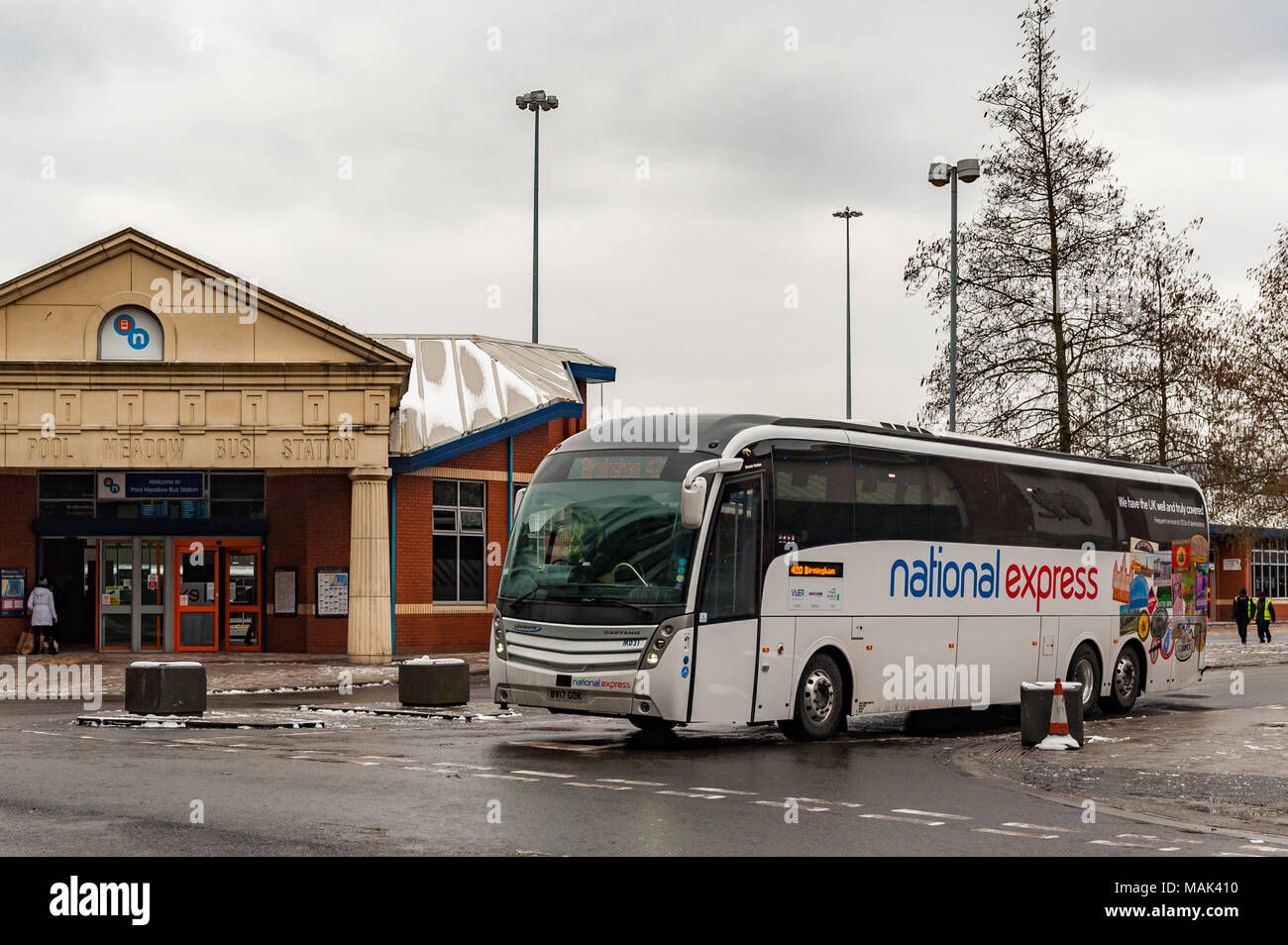 National Express Coach sale Piscina Meadow Estación de autobús rumbo a Coventry, Birmingham, Reino Unido, con espacio de copia. Foto de stock