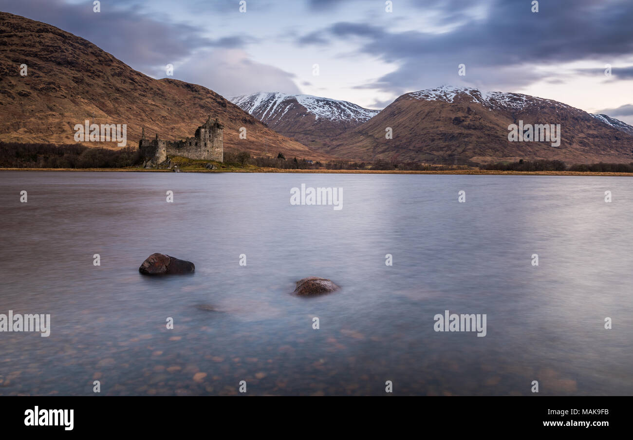 Kilchurn Castle, construido en el siglo XV, es una estructura en ruinas en el extremo noreste del lago Awe, en Argyll and Bute, Escocia Foto de stock