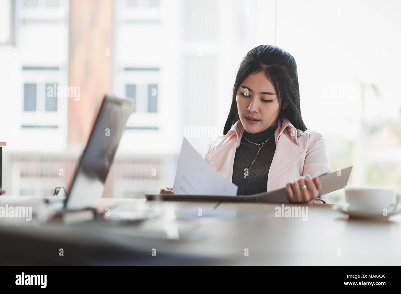 Joven Asiático Femenino ejecutivo gestionar el papeleo en la sala de reuniones. Estilo de vida la gente de negocios en jornada laboral Foto de stock