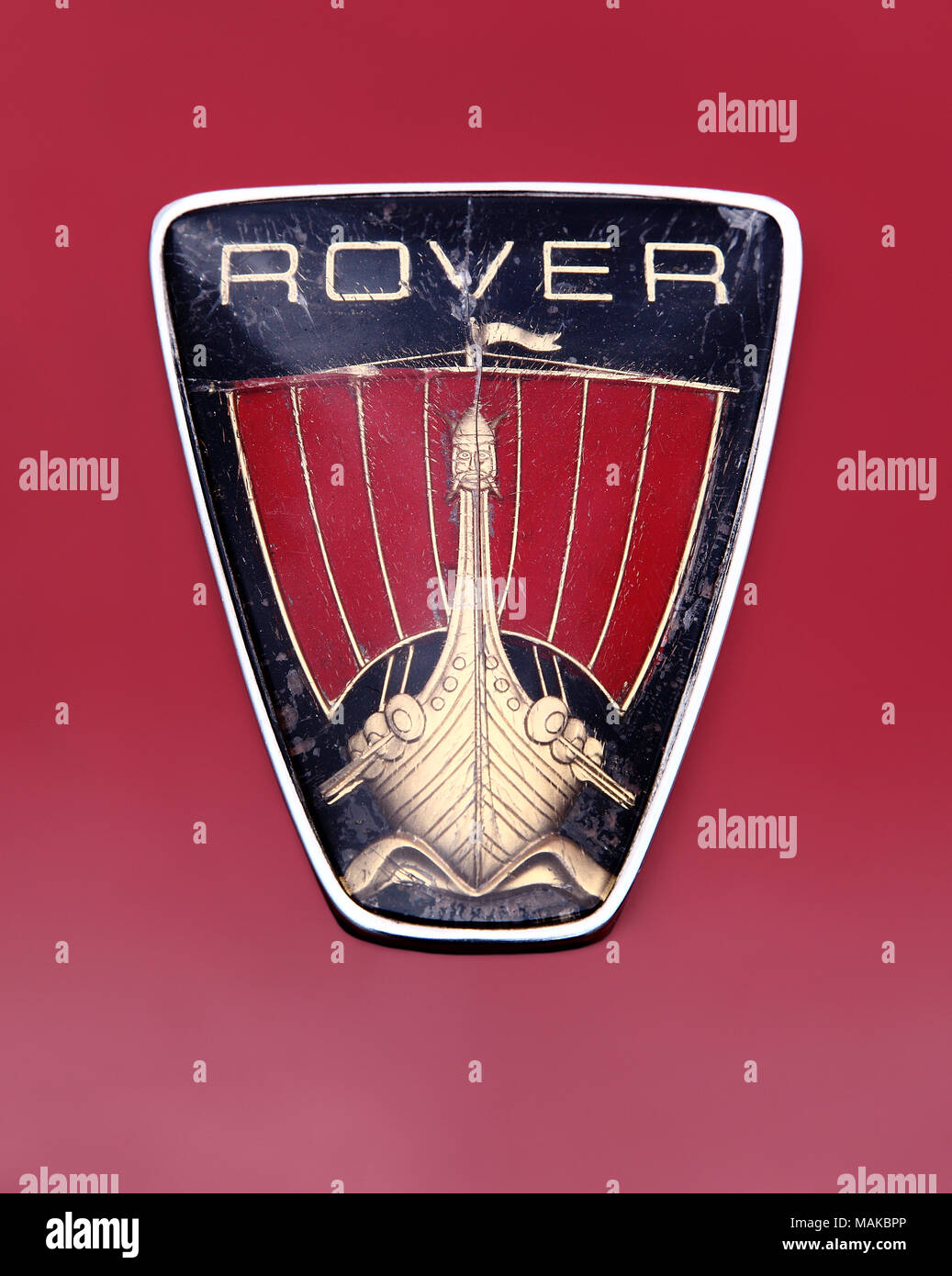 Rover logotipo barco vikingo, logo o ornamento mostrando varias décadas de uso y desgaste. Foto de stock