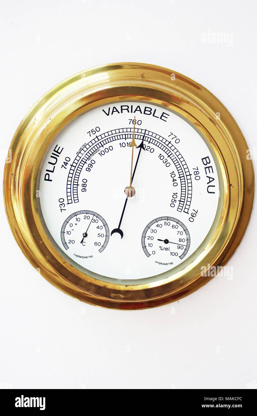 Barómetro de latón, termómetro, higrómetro con cara blanca Fotografía de  stock - Alamy