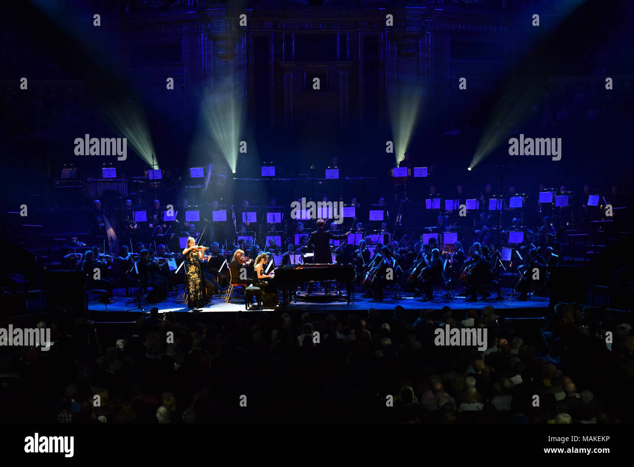 El Ayoub Hermanas realizando en Classic FM en vivo en el Royal Albert Hall  de Londres, protagonizado por el Reino Unido más popular estación de música  clásica Fotografía de stock - Alamy