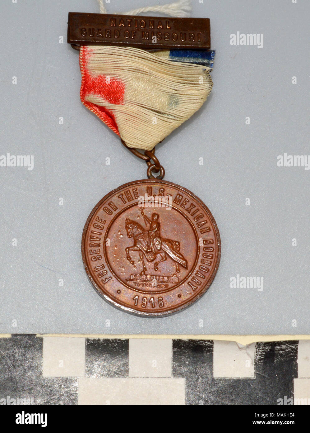 La Guardia Nacional de Missouri medalla entregados al Capitán Frank M. Rumbold para servicio en la frontera México-Estados Unidos. El premio fue entregado por la ciudad de San Luis, a los soldados que participan en el conflicto. Título: Medalla al Capitán Frank M. Rumbold para servicio en la frontera entre Estados Unidos y México . 1916. Foto de stock