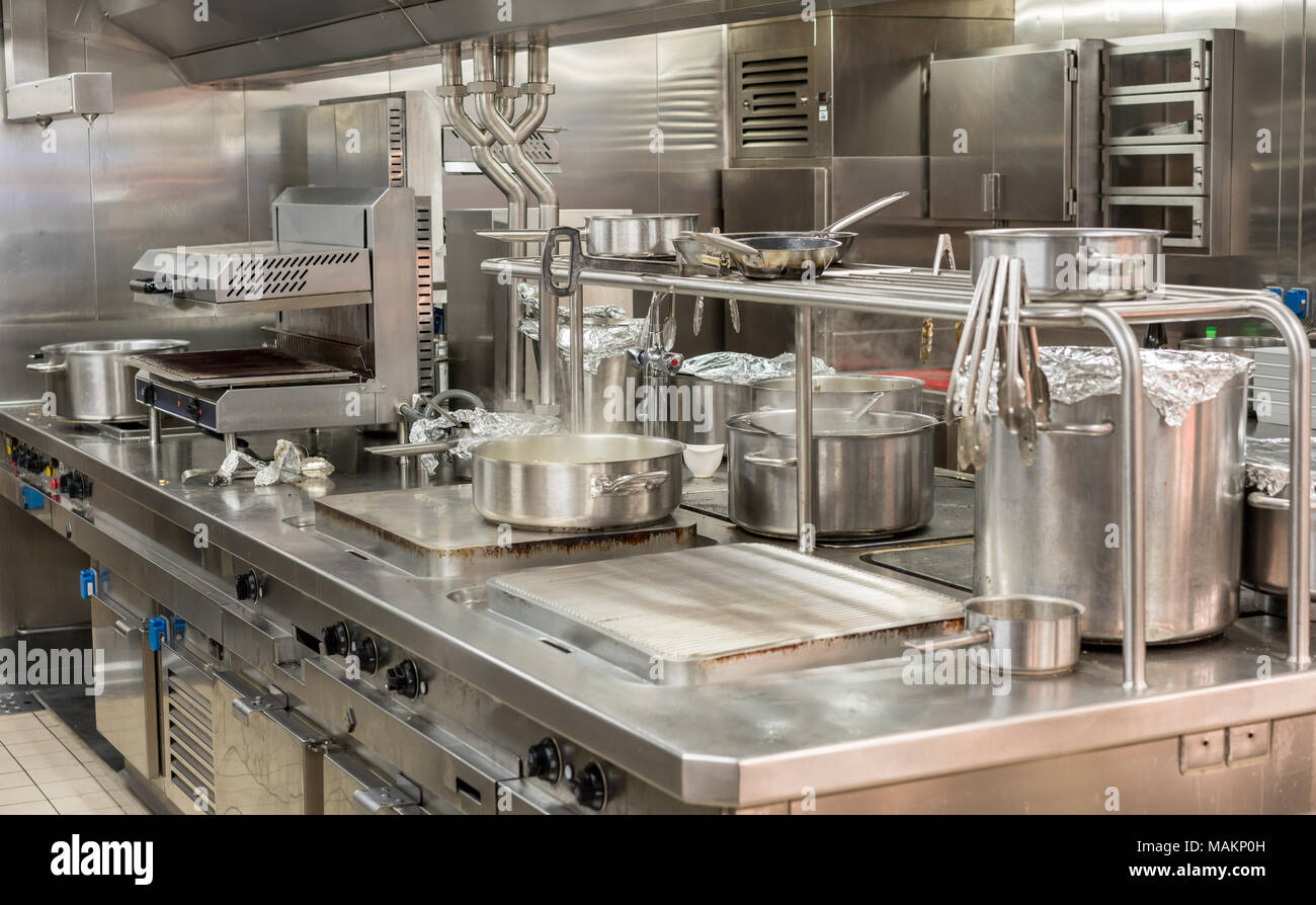 Encimera de gas horno y grill en el restaurante de cocina profesional  Fotografía de stock - Alamy