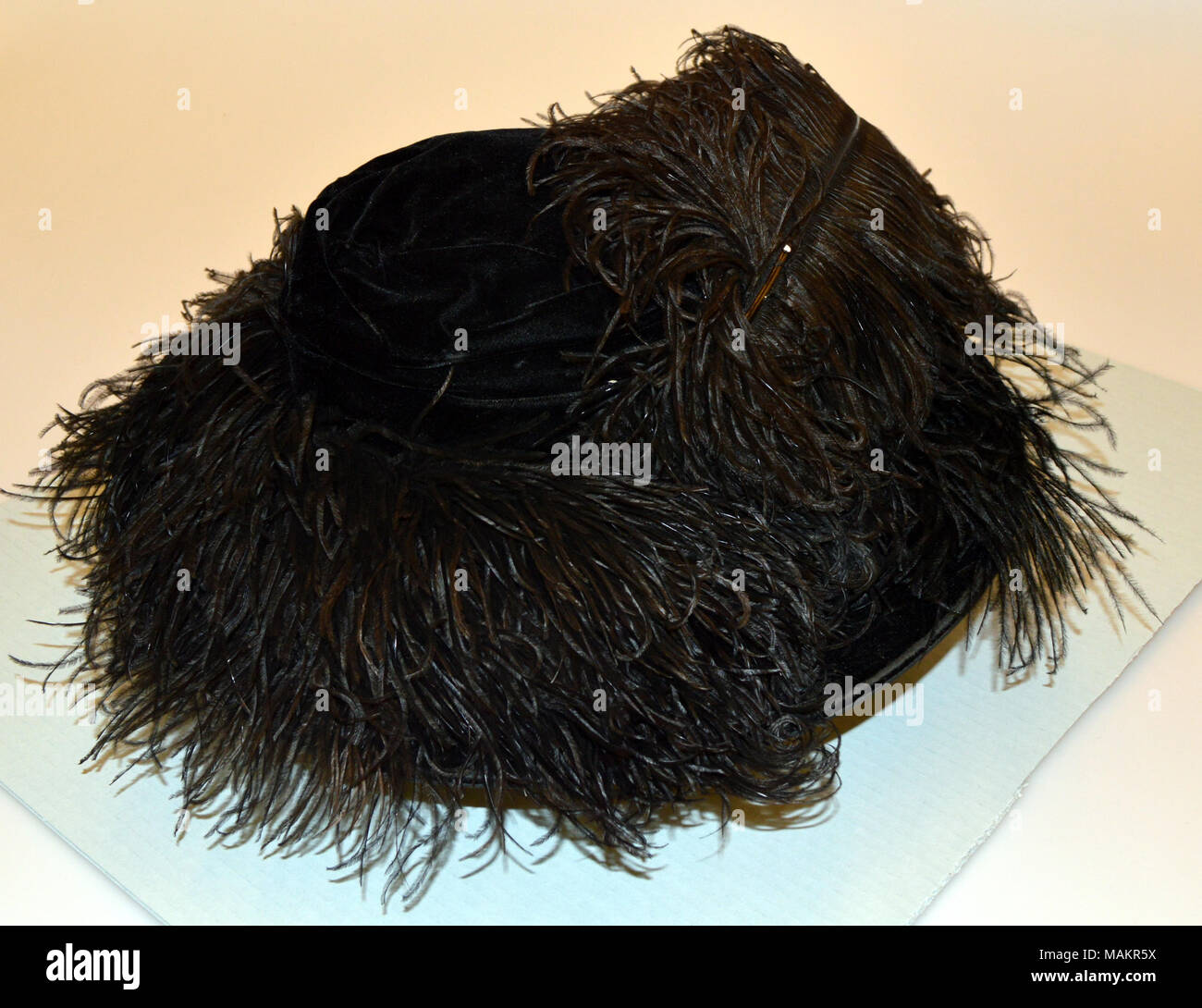 Terciopelo negro y negro ostrich plume hat Título: terciopelo negro hat . 1904. La Sra. J.M. Murray Foto de stock