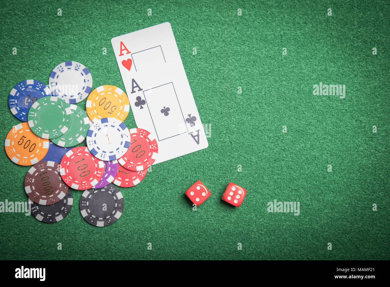 Fichas de juego y cartas sobre un paño verde de mesa de casino Fotografía  de stock - Alamy