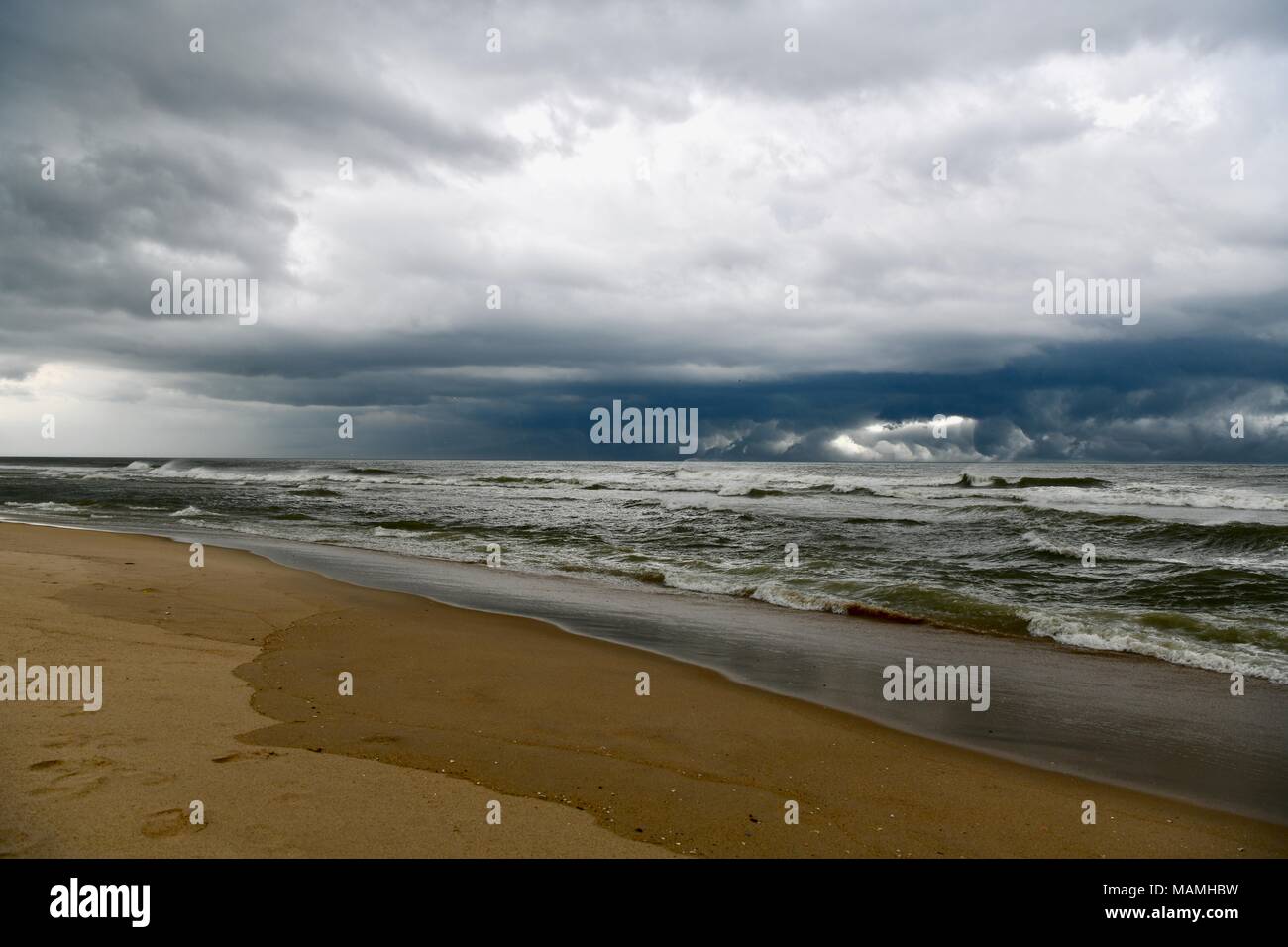 Nubes de tormenta y la lluvia mueve directamente a través del océano Atlántico frente a la costa de Ocean City, Maryland, EE.UU. Foto de stock