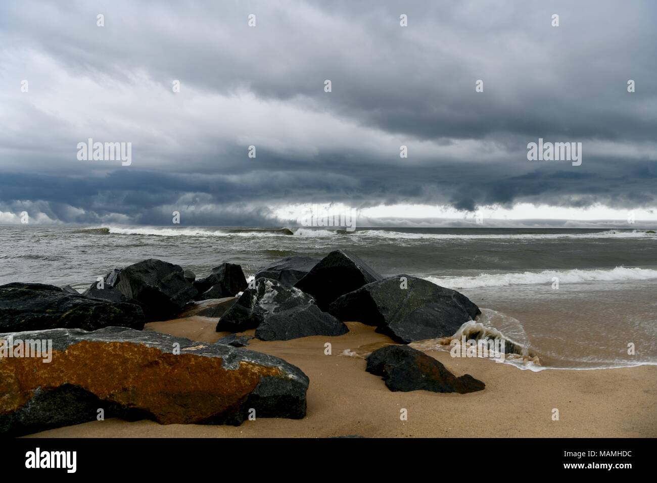 Nubes de tormenta y la lluvia mueve directamente a través del océano Atlántico frente a la costa de Ocean City, Maryland, EE.UU. Foto de stock