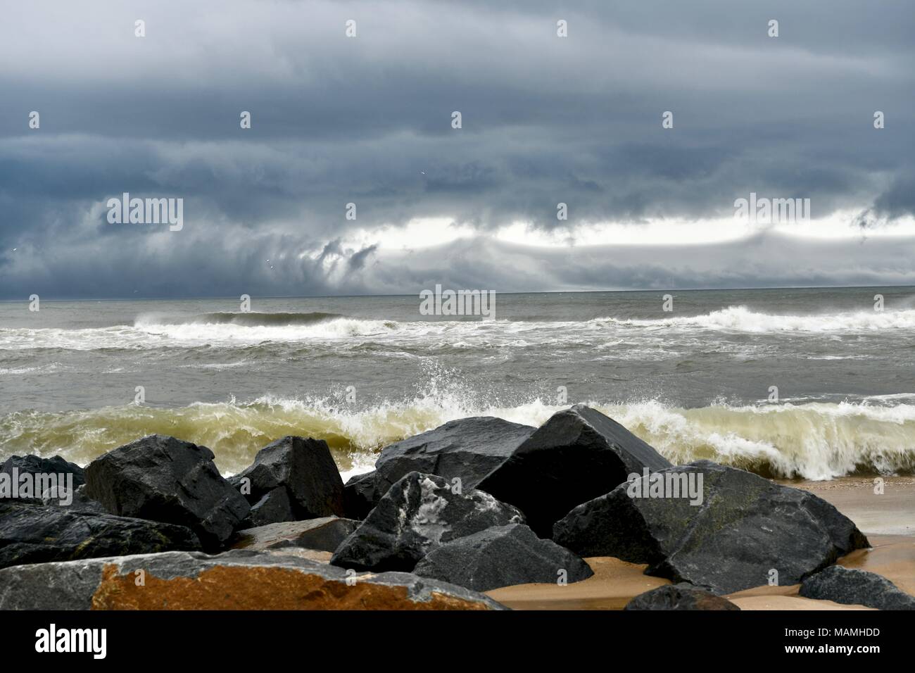 Nubes de tormenta y la lluvia mueve directamente a través del océano Atlántico frente a la costa de Ocean City, Maryland, EE.UU. Foto de stock
