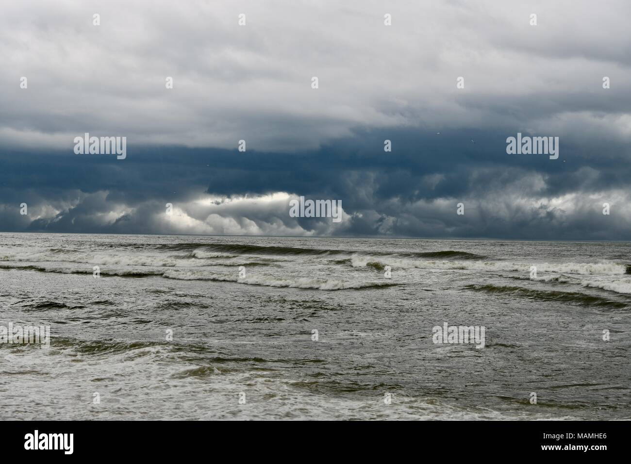 Nubes de tormenta y la lluvia mueve directamente a través del océano Atlántico frente a la costa de Ocean City, Maryland, EE.UU. Foto de stock