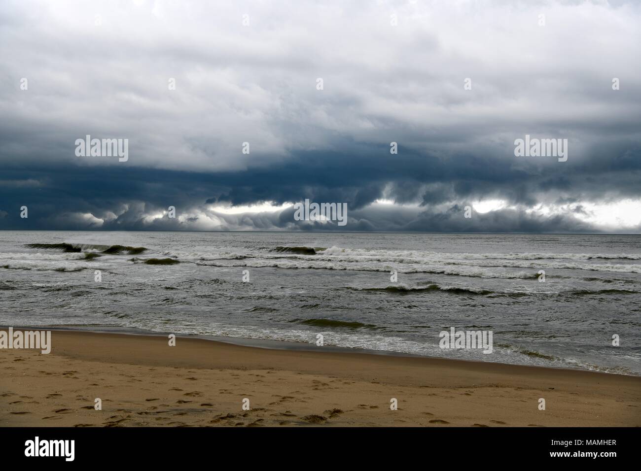 Nubes de tormenta y la lluvia mueve directamente a través del océano Atlántico frente a la costa de Ocean City, Maryland, EE.UU. Foto de stock