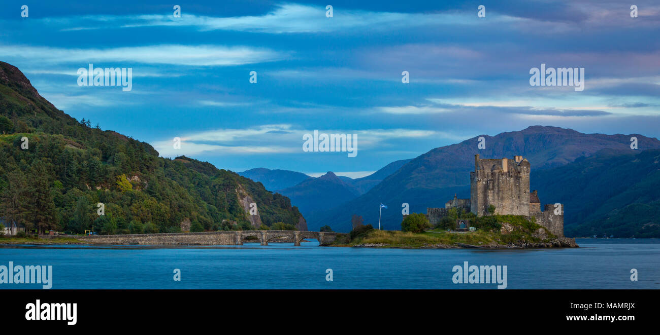 Más tarde Castillo de Eilean Donan en Loch Duich, Dornie, Highlands, Escocia Foto de stock