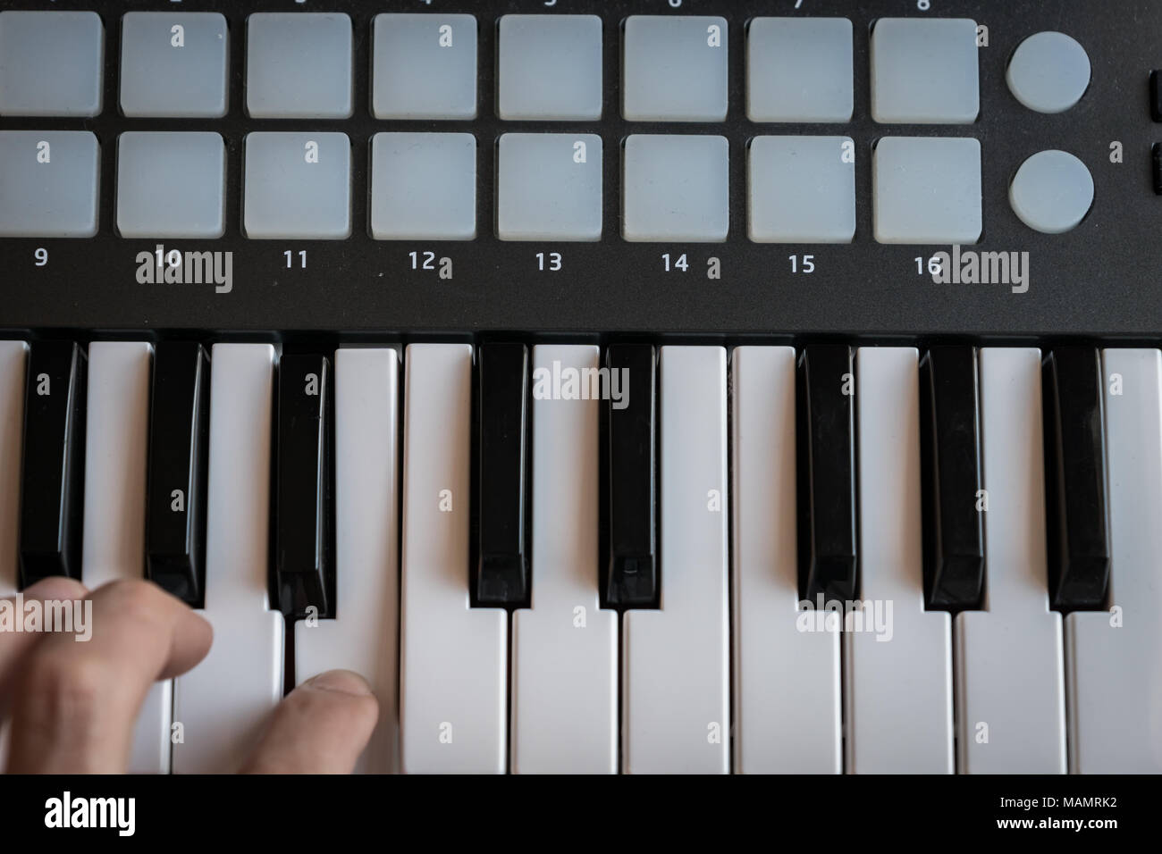 Teclado MIDI piano sintetizador closeup claves para la producción de música  electrónica / grabación Fotografía de stock - Alamy