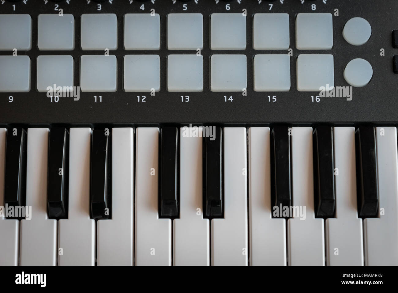 Teclado MIDI piano sintetizador closeup claves para la producción de música  electrónica / grabación Fotografía de stock - Alamy
