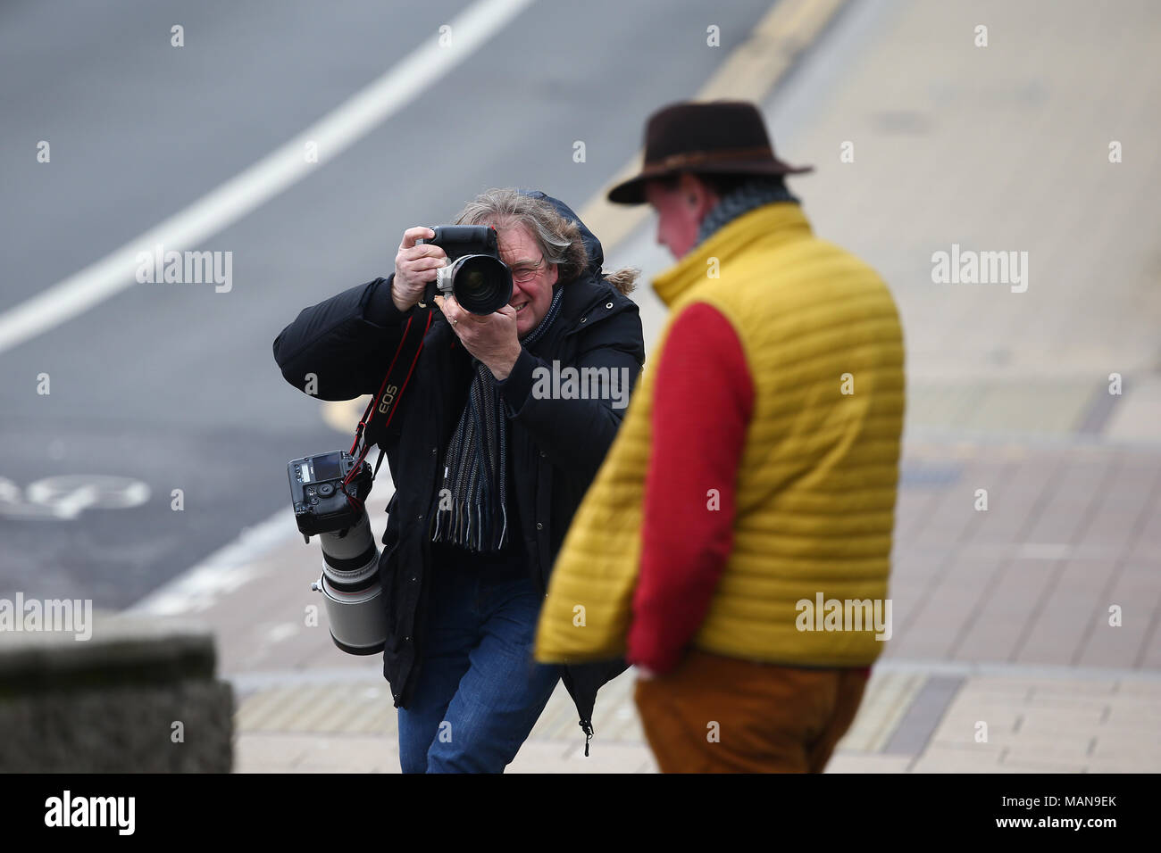 Un fotógrafo de prensa fotografiar un hombre dejando a Brighton Juzgado de Paz. Foto de stock