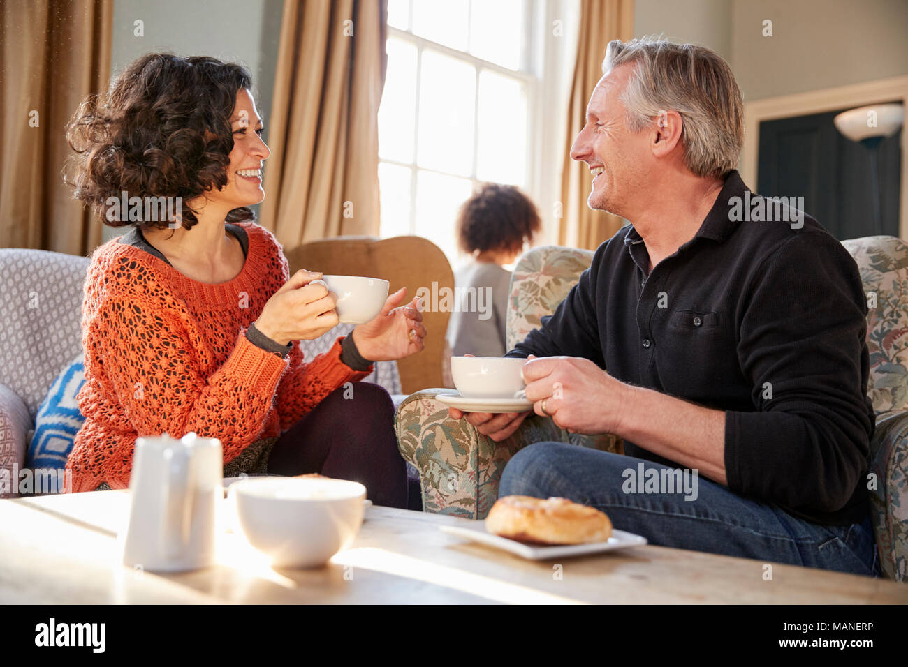 Pareja de mediana edad sentado en torno a una mesa en la cafetería. Foto de stock
