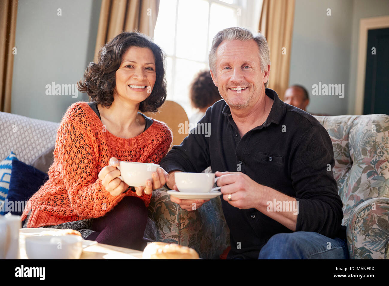 Retrato de pareja de mediana edad Reunión en la cafetería. Foto de stock