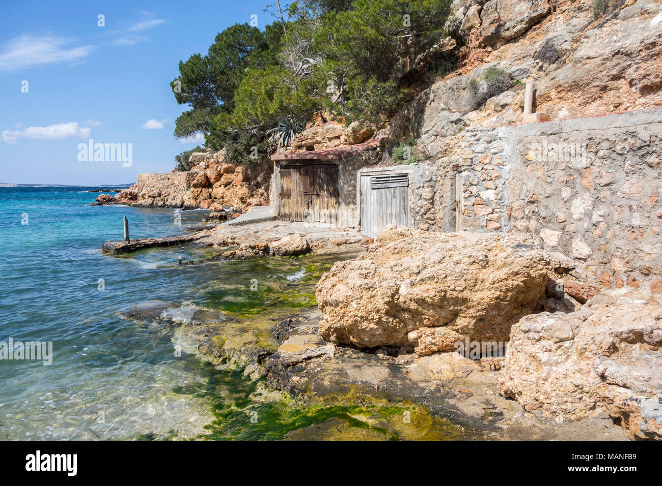 Astillero cabañas, interés cultural cercano al mar, de la ciudad de Sant Antoni, la isla de Ibiza, España. Foto de stock