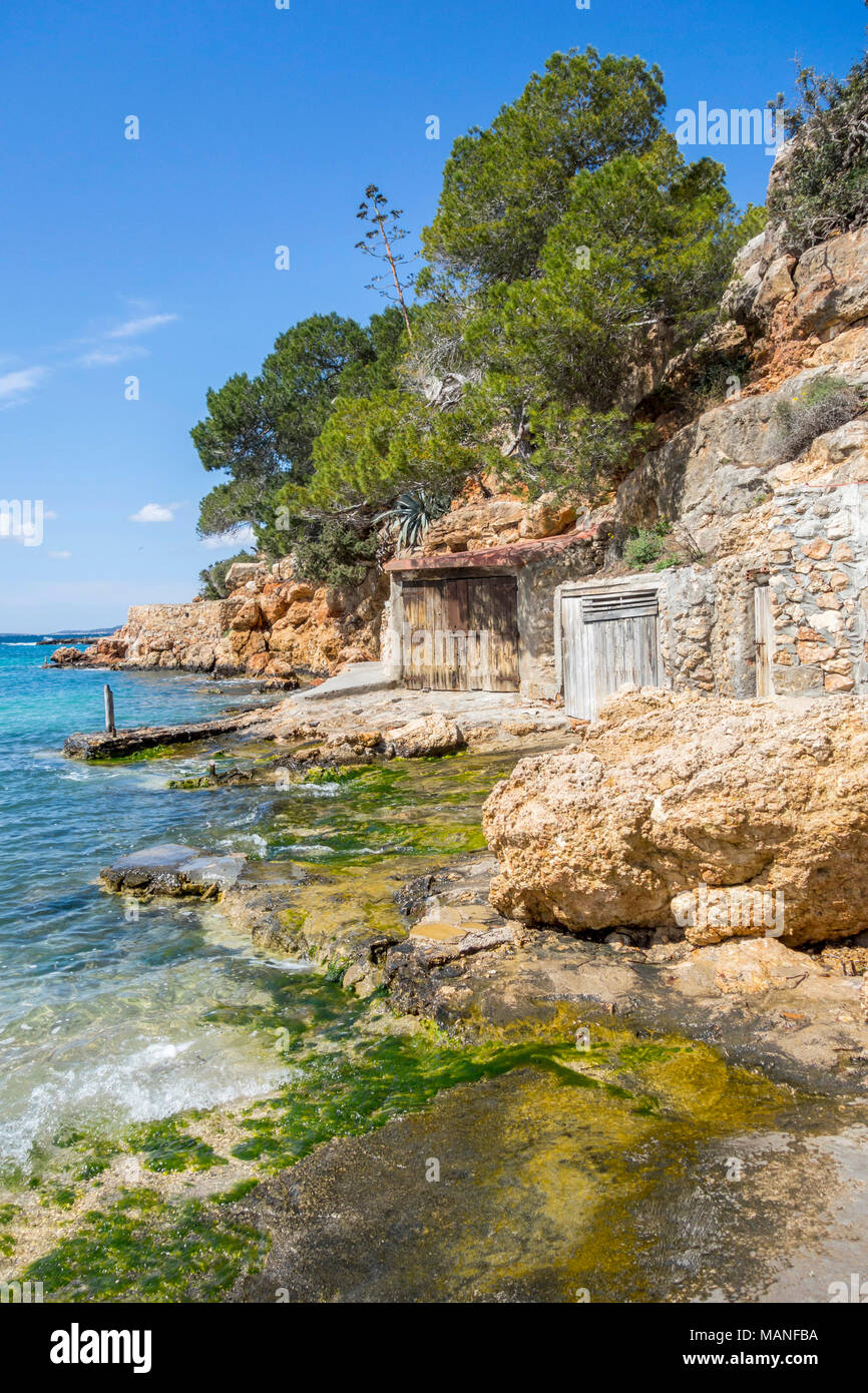 Astillero cabañas, interés cultural cercano al mar, de la ciudad de Sant Antoni, la isla de Ibiza, España. Foto de stock
