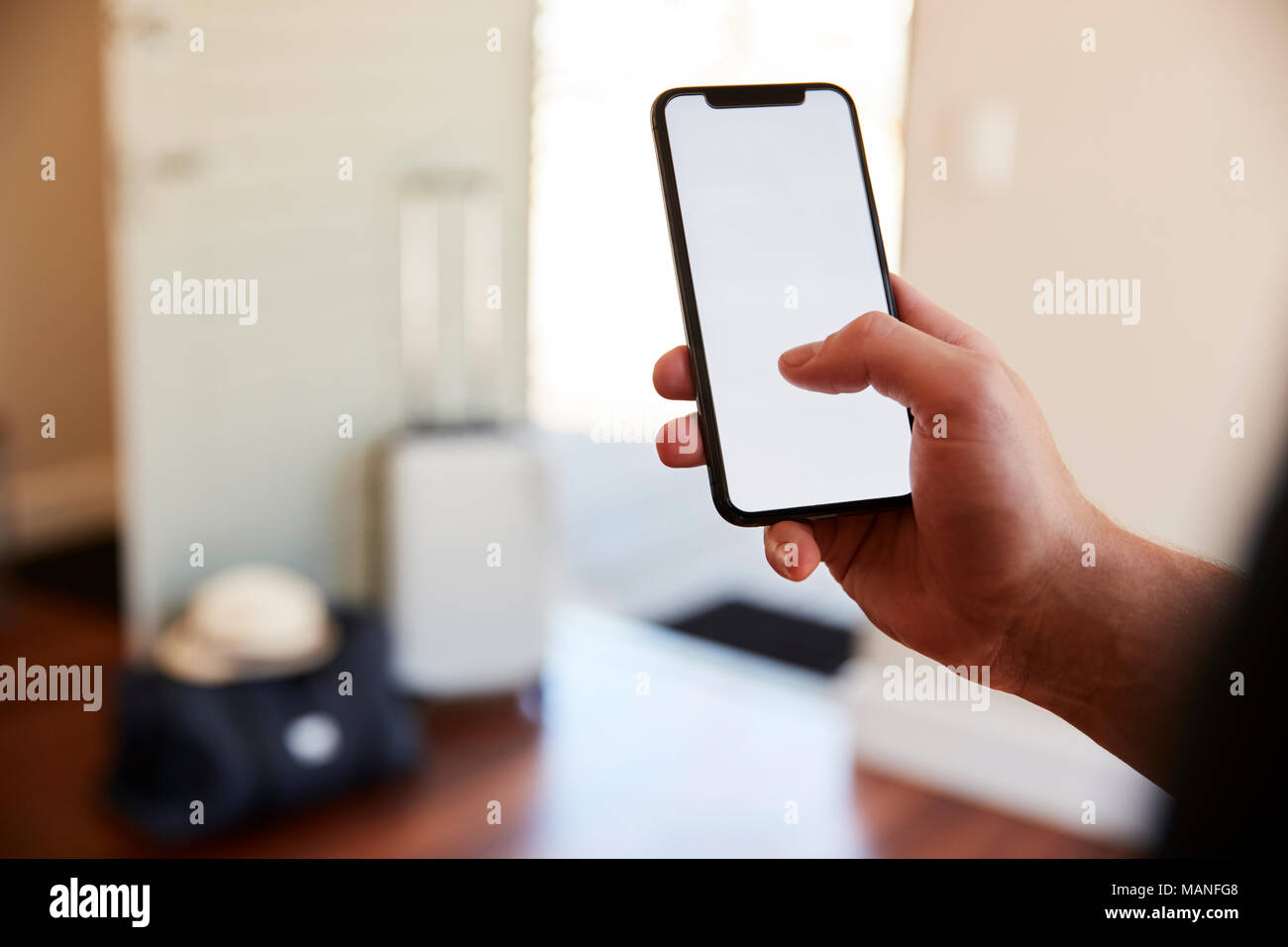 Hombre utilizando Online App para reservar la cabina para vacaciones Foto de stock