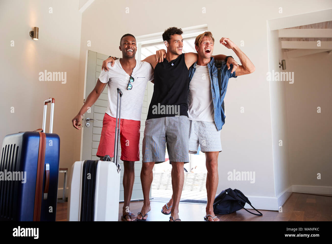 Grupo de Amigos varones que llegan en el Verano Alquiler de vacaciones Foto de stock