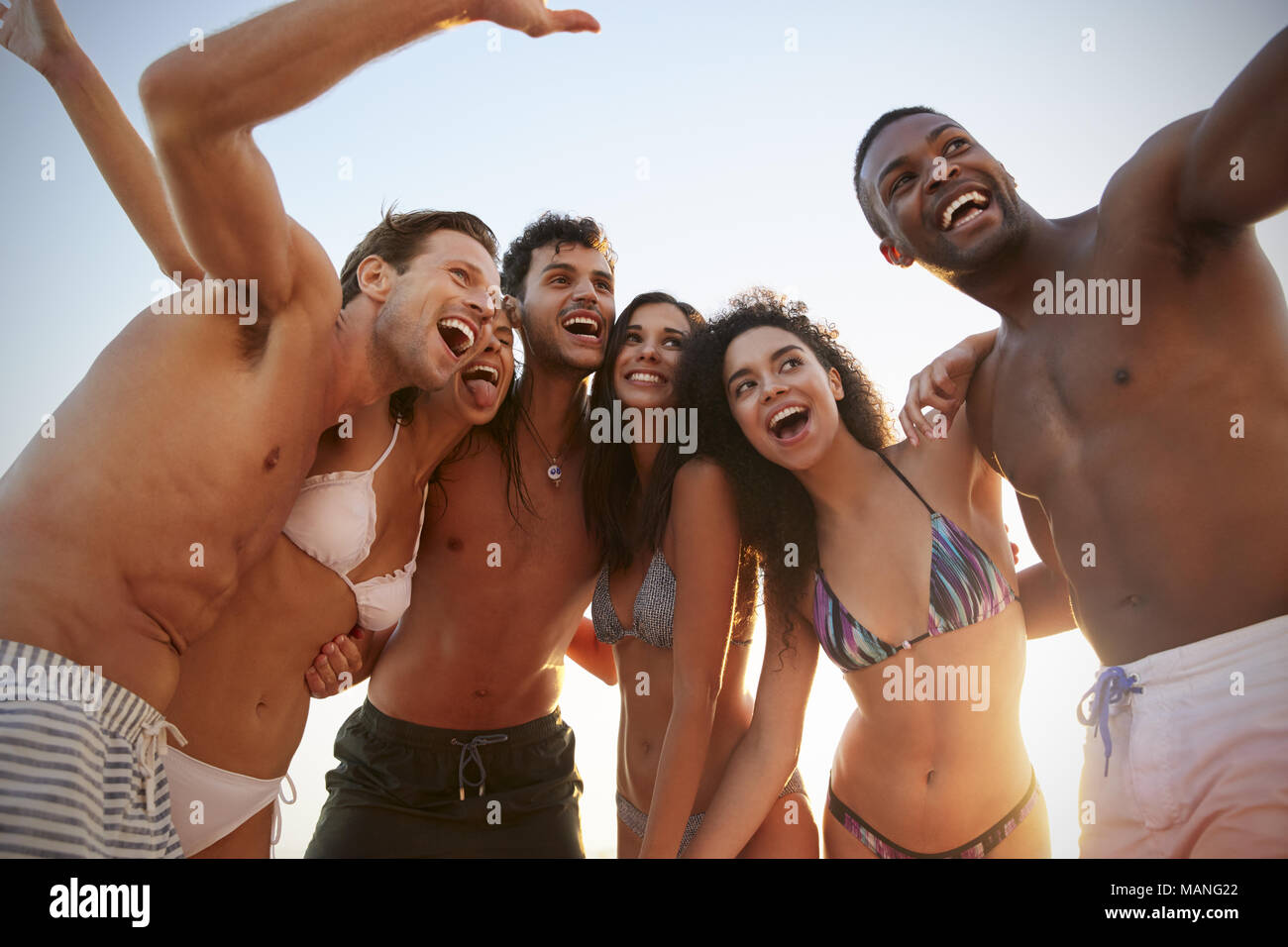 Grupo de Amigos posando para Selfie juntos en vacaciones en la playa  Fotografía de stock - Alamy