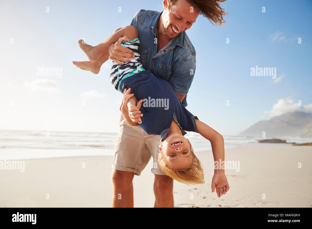 Padre Divirtiéndose con hijo en verano vacaciones de playa Foto de stock