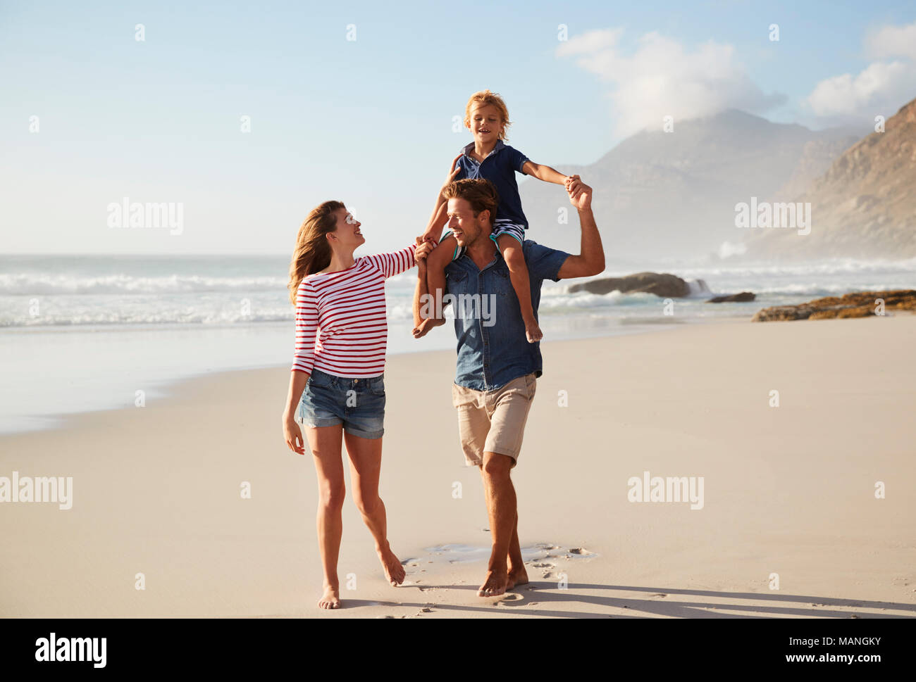 Hijo de padres llevando a hombros en vacaciones en la playa Foto de stock