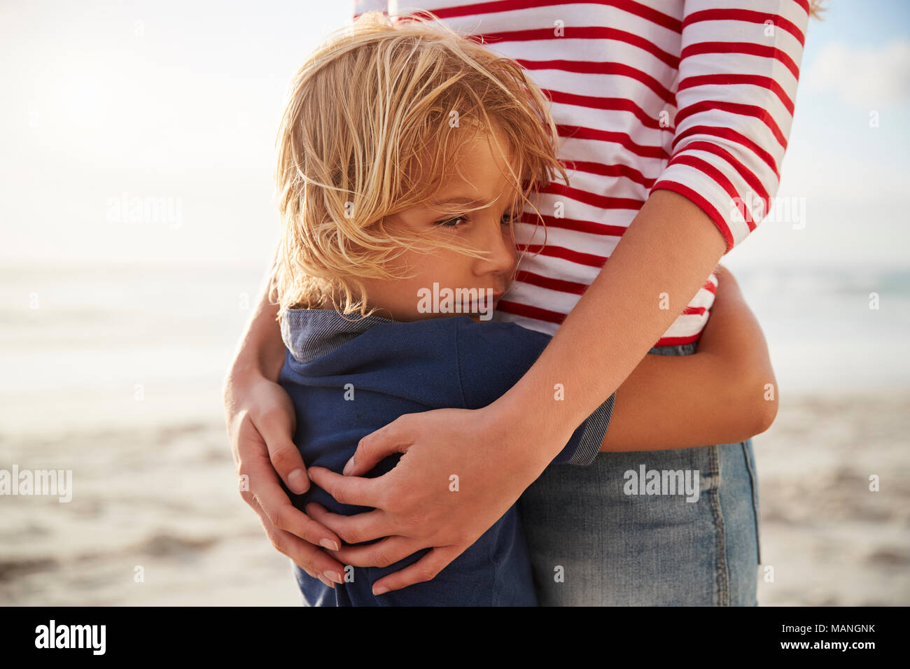 Cerca de la madre abrazando a Hijo En verano vacaciones de playa Foto de stock